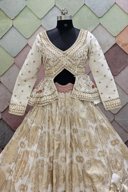 शुद्ध खांखीब बनारसी व्हाइट क्रॉप टॉप लेहंगा