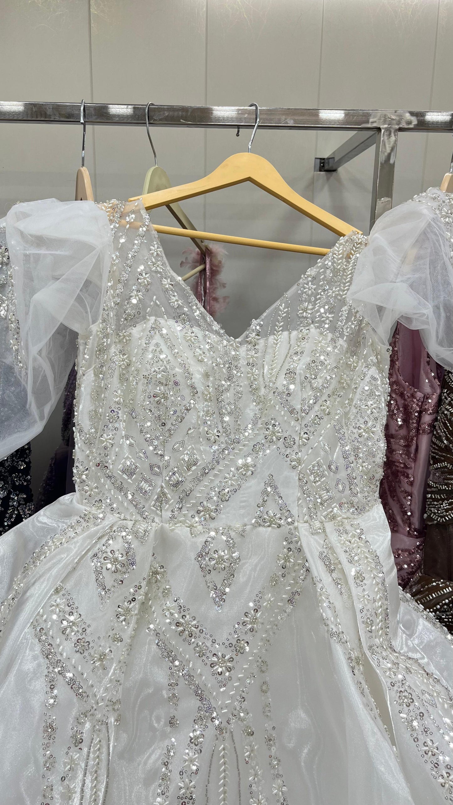 शानदार सफेद सीक्विन वाला गाउन