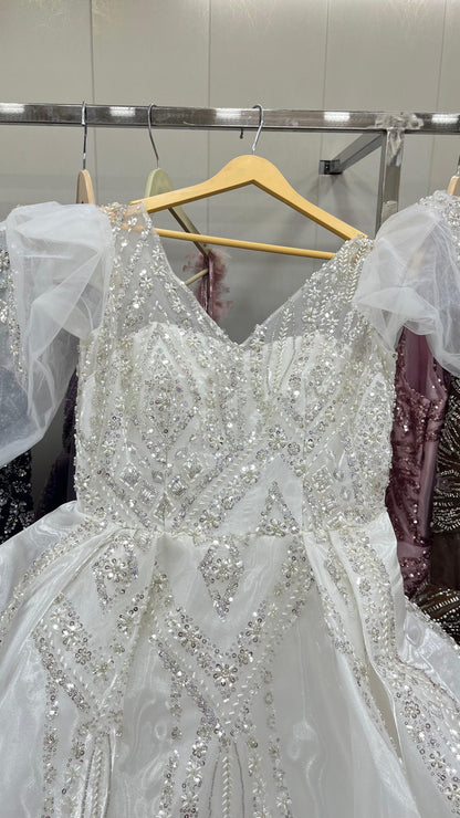 शानदार सफेद सीक्विन वाला गाउन