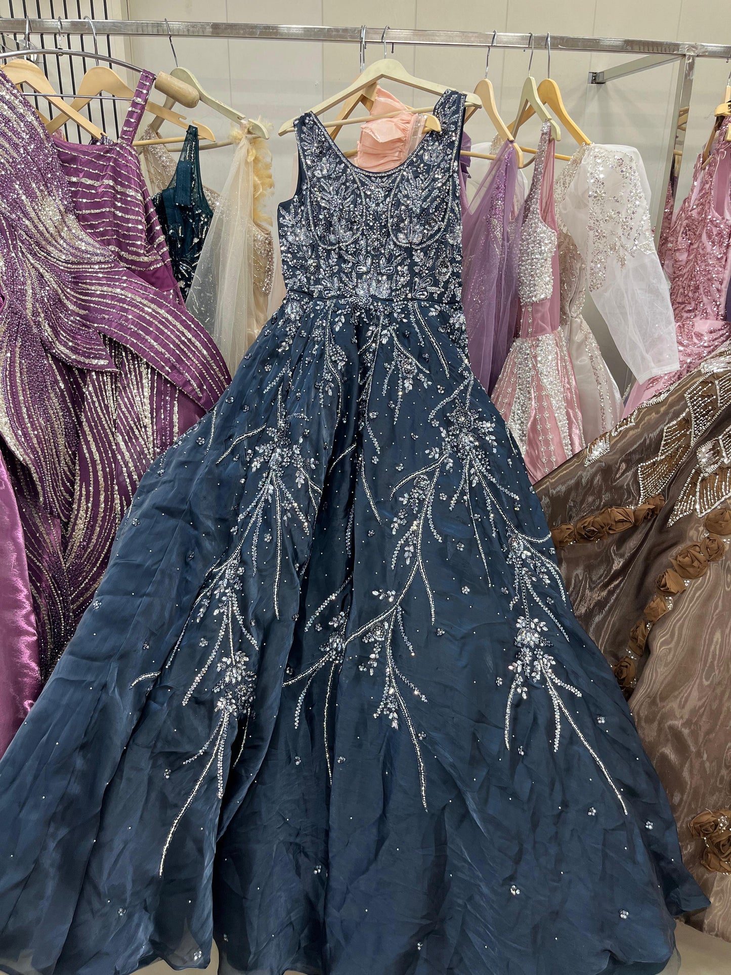 элегант डार्क ब्लू गाउन