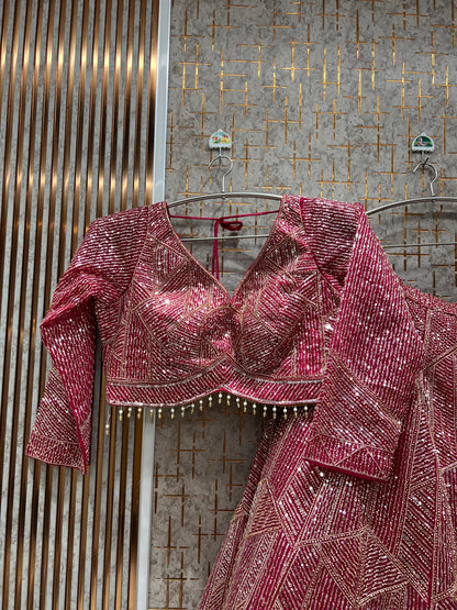 आकर्षक गोल्डन क्रॉप टॉप लहंगा