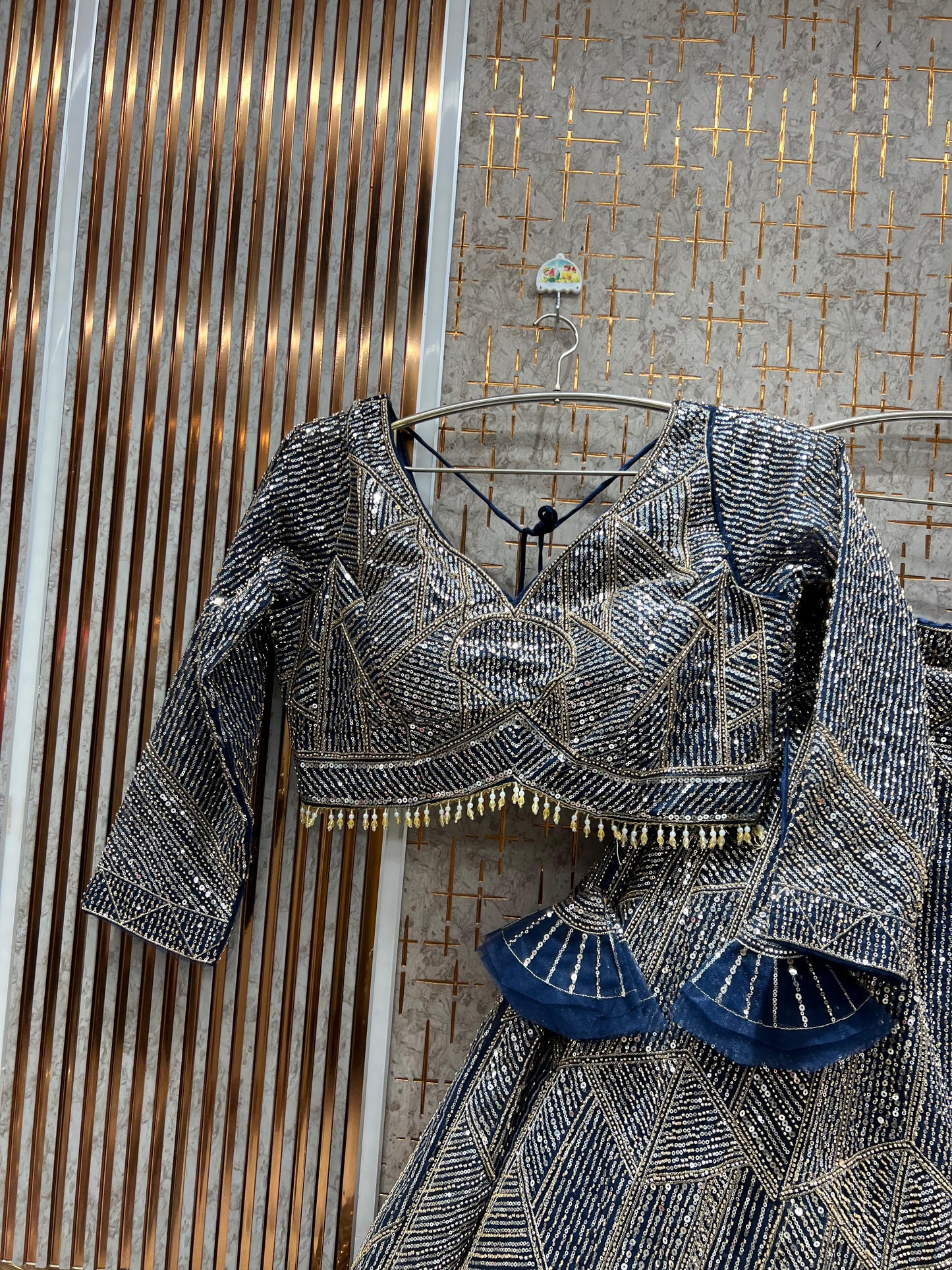 आकर्षक गोल्डन क्रॉप टॉप लहंगा