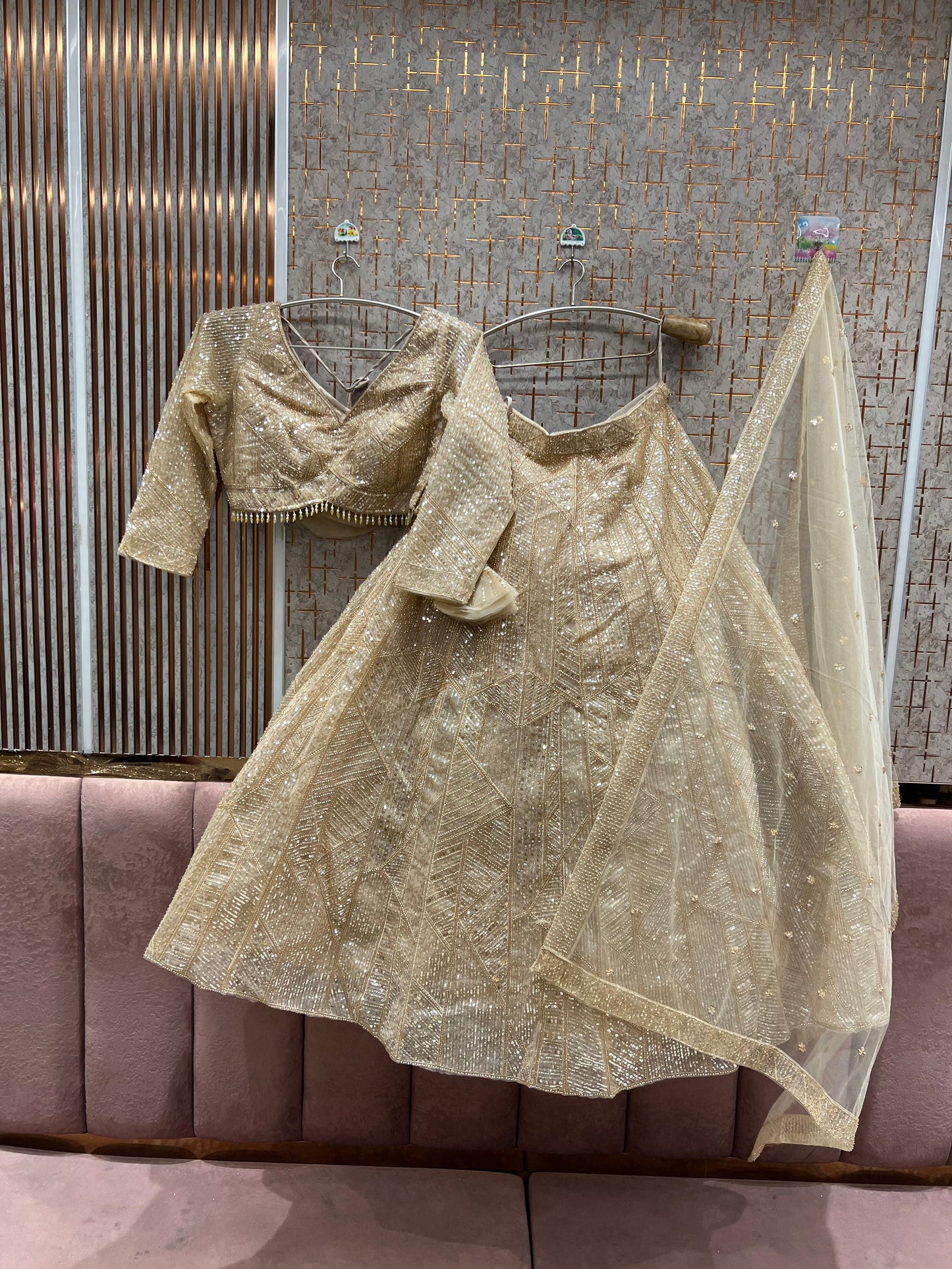 आकर्षक गोल्डन क्रॉप टॉप लहंगा