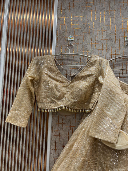 आकर्षक गोल्डन क्रॉप टॉप लहंगा