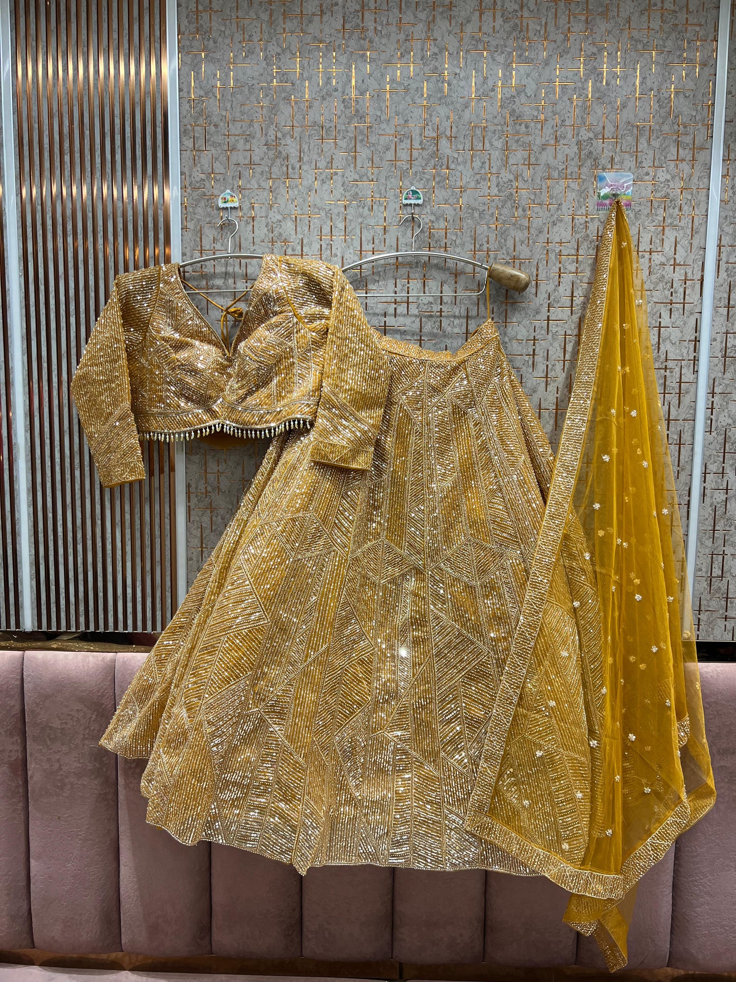 आकर्षक गोल्डन क्रॉप टॉप लहंगा