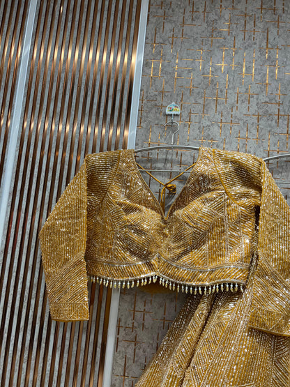 आकर्षक गोल्डन क्रॉप टॉप लहंगा