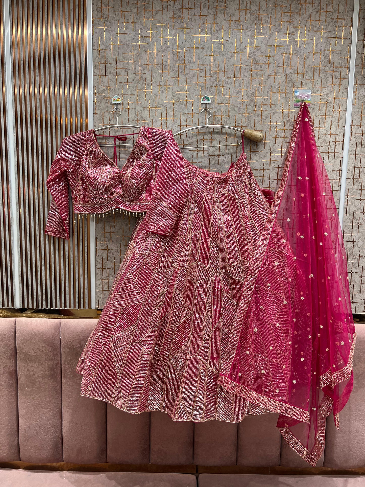 आकर्षक गोल्डन क्रॉप टॉप लहंगा