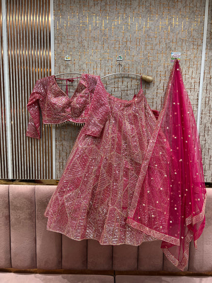 आकर्षक गोल्डन क्रॉप टॉप लहंगा