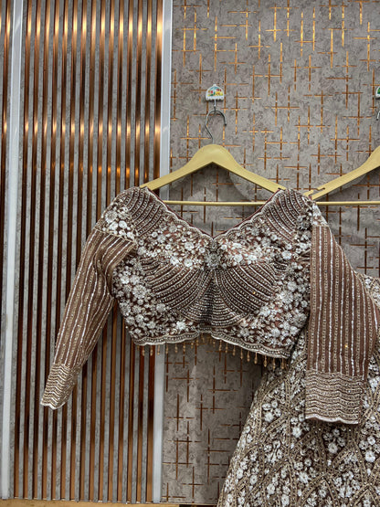 शानदार पीच बेज ब्राउन क्रॉप टॉप लहंगा