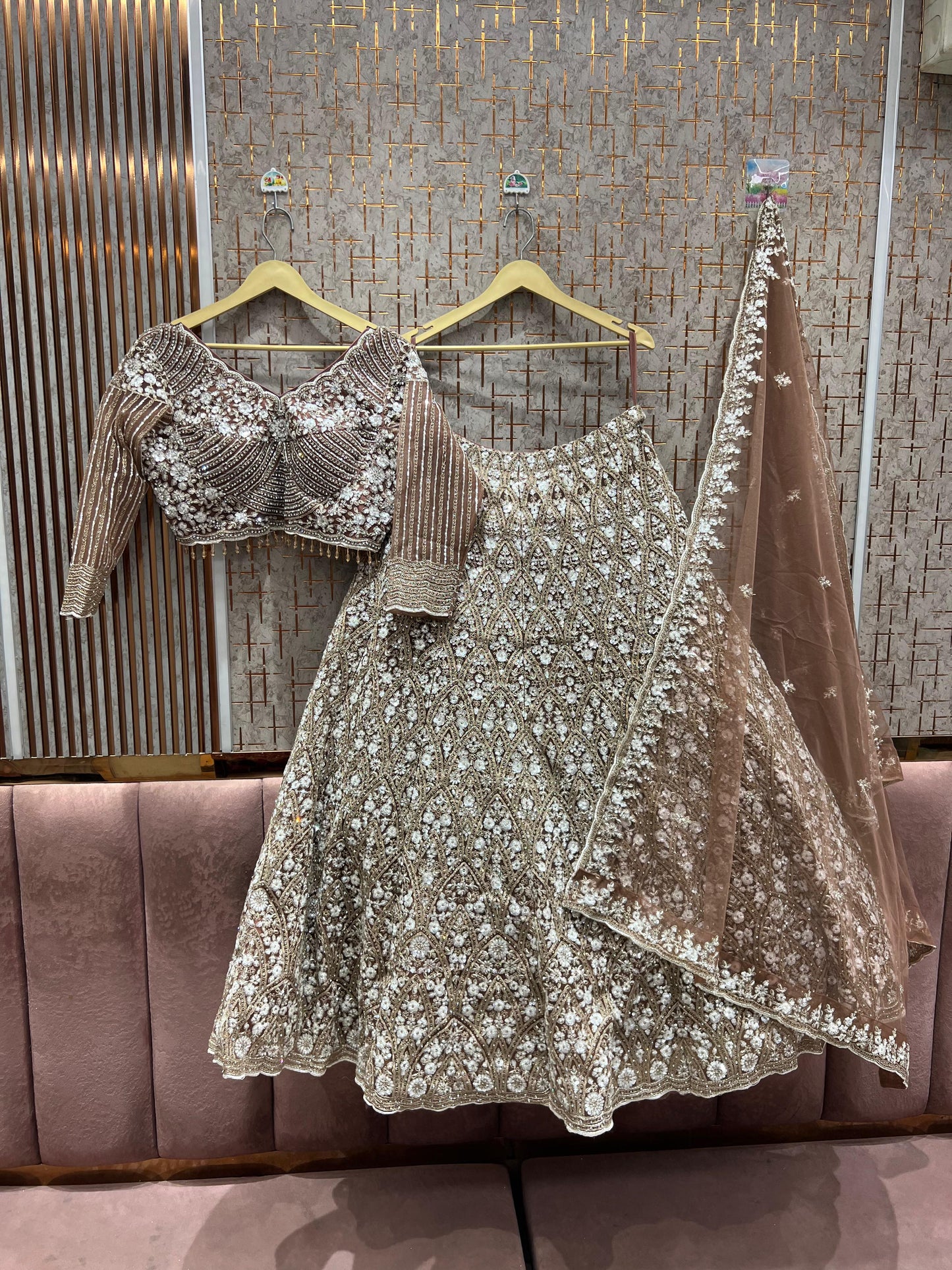 शानदार पीच बेज ब्राउन क्रॉप टॉप लहंगा