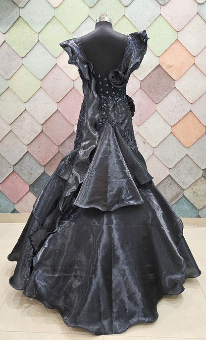 Lavishing black Fish Cut gown