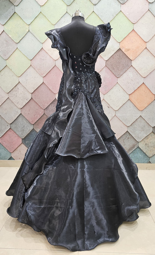 Lavishing black Fish Cut gown