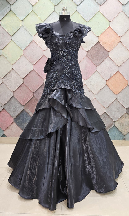 Lavishing black Fish Cut gown