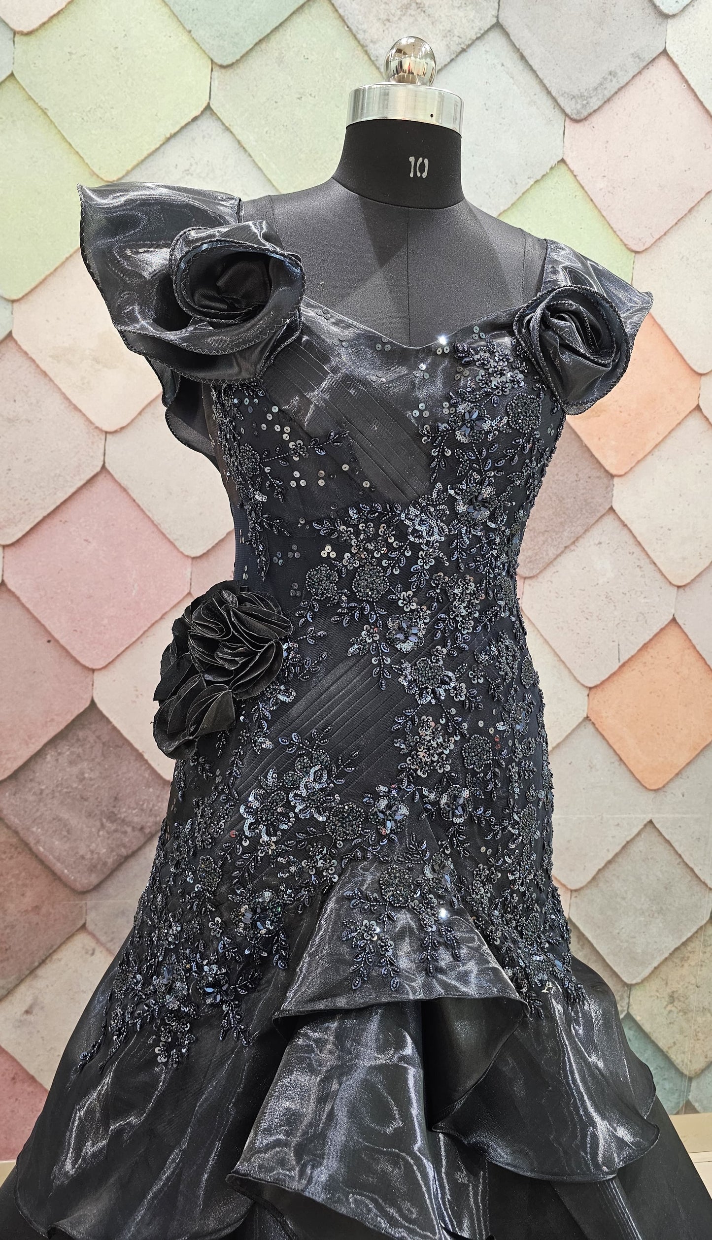 Lavishing black Fish Cut gown