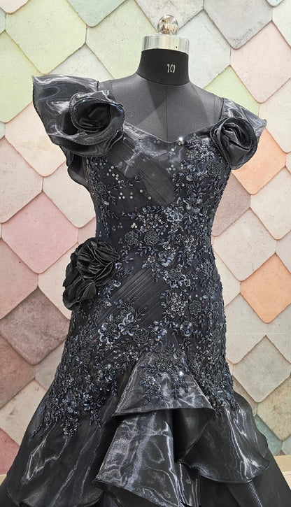 Lavishing black Fish Cut gown