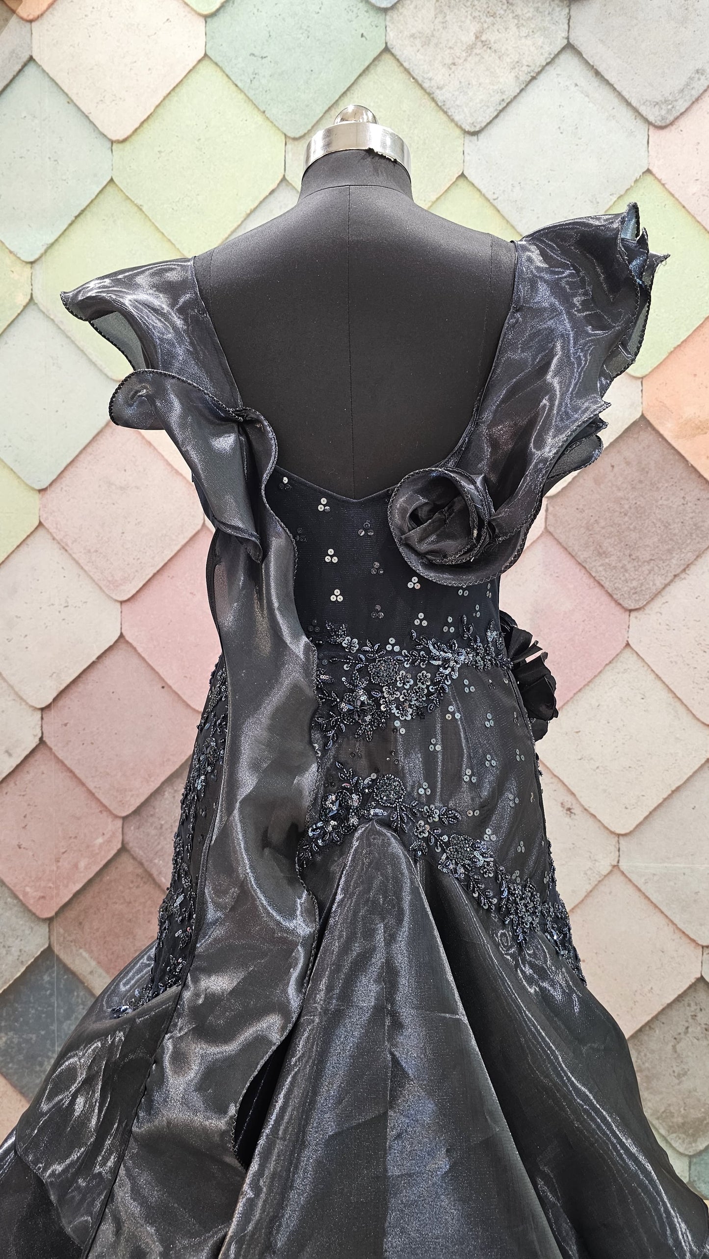 Lavishing black Fish Cut gown