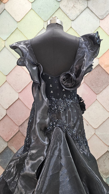 Lavishing black Fish Cut gown
