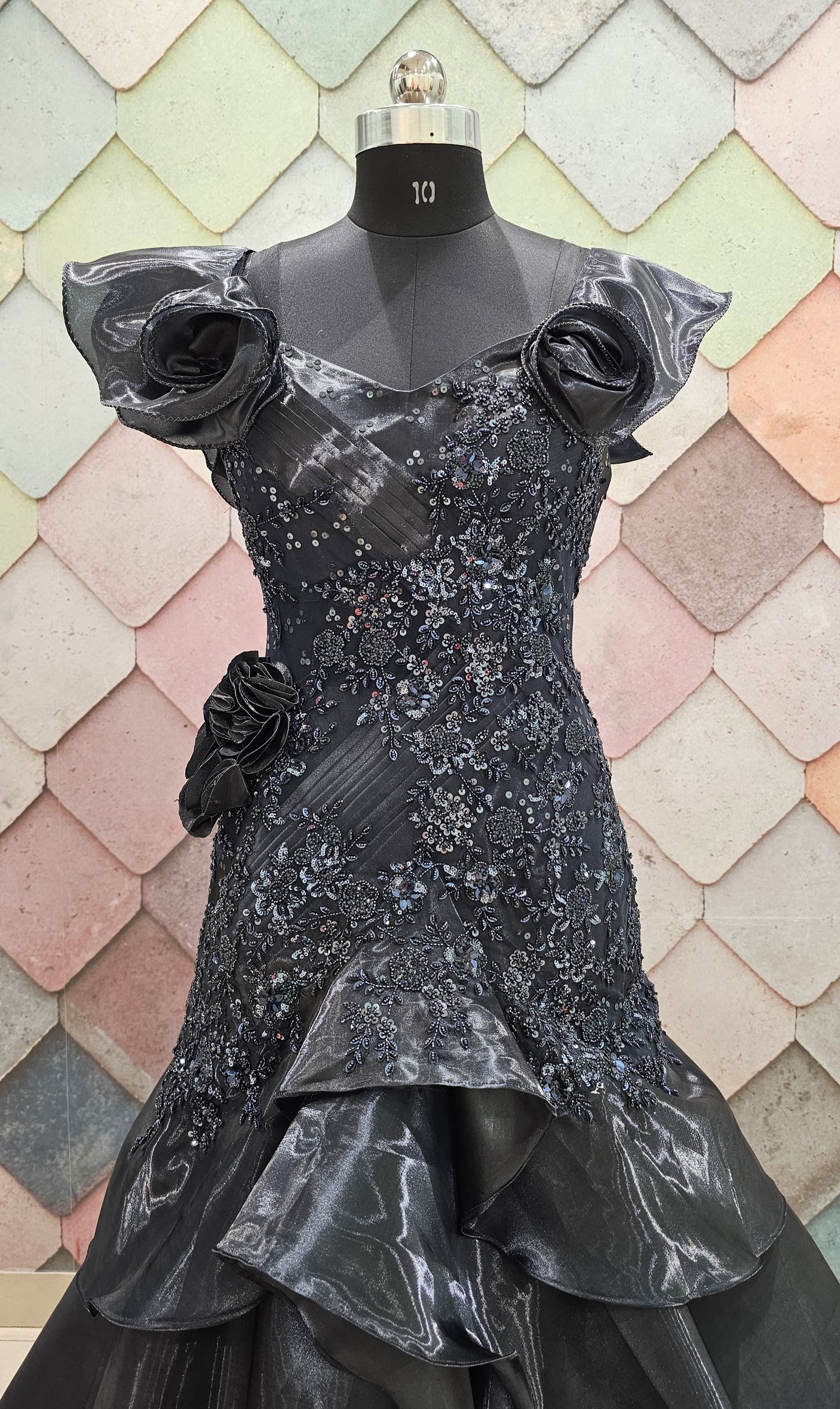 Lavishing black Fish Cut gown