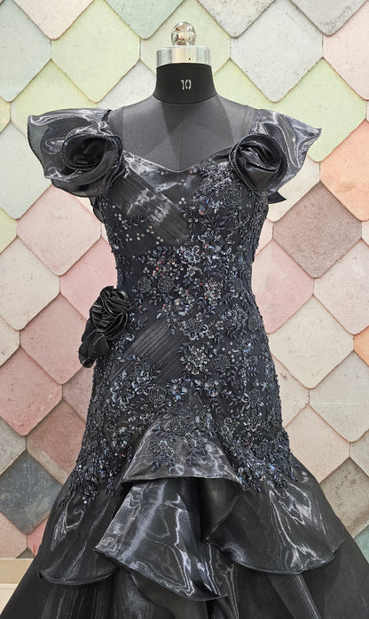 Lavishing black Fish Cut gown