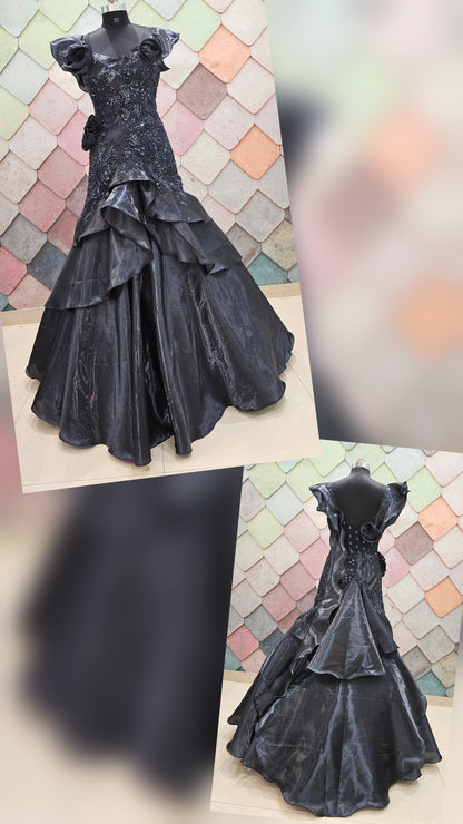 Lavishing black Fish Cut gown