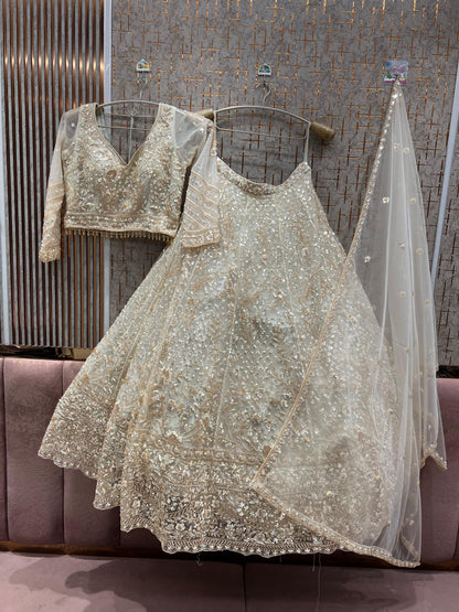 मनमोहक बेज गोल्डन क्रॉप टॉप, रेडी-टू-वियर लहंगा