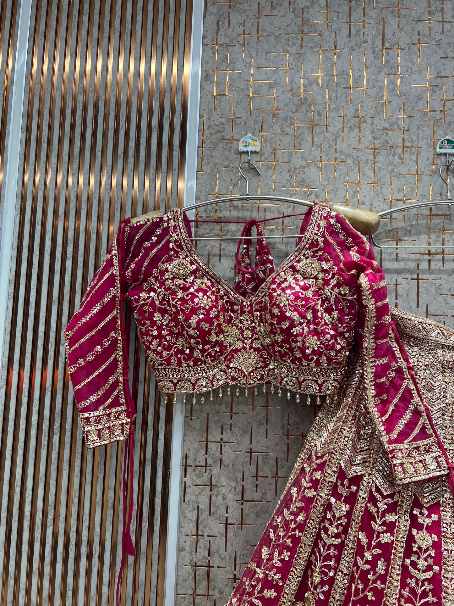 आकर्षक हॉट पिंक रेडी टू वियर क्रॉप टॉप लहंगा