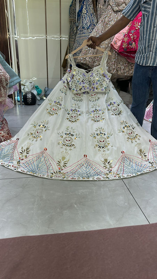 सफेद पीडीपी क्रॉप टॉप लहंगा