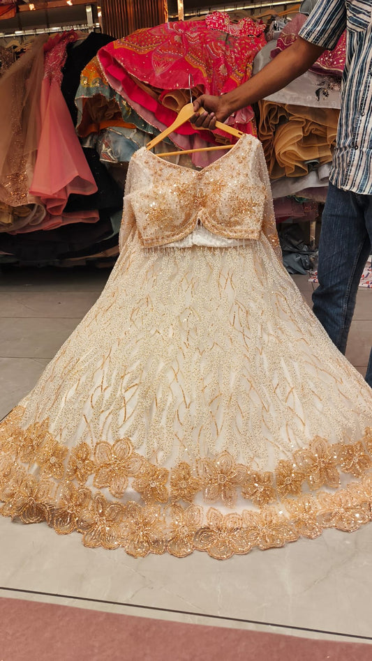 सफ़ेद सुनहरे रंग का क्रॉप टॉप लहंगा