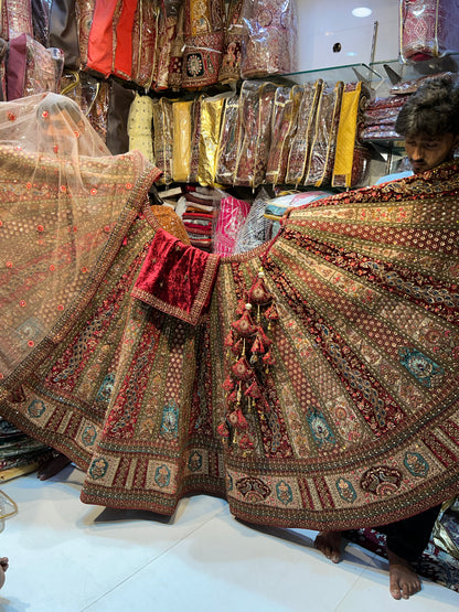 Lehenga nupcial llamativa con diseño de pavo real