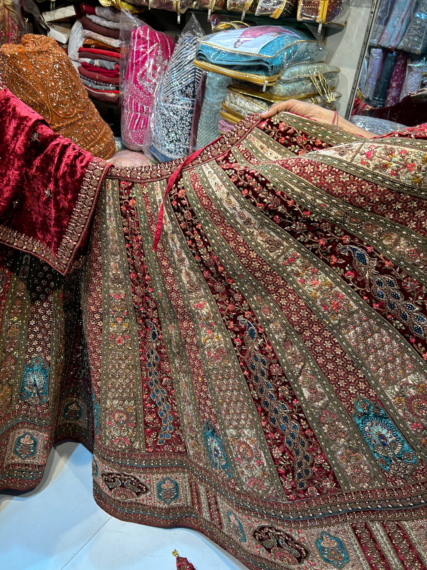 Lehenga nupcial llamativa con diseño de pavo real