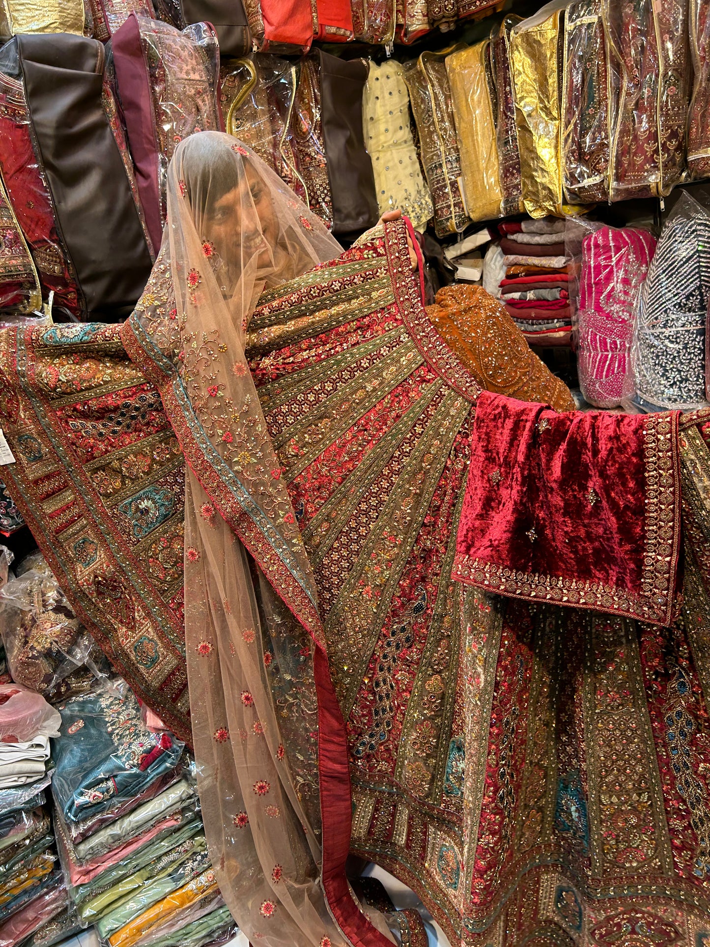 Lehenga nupcial llamativa con diseño de pavo real