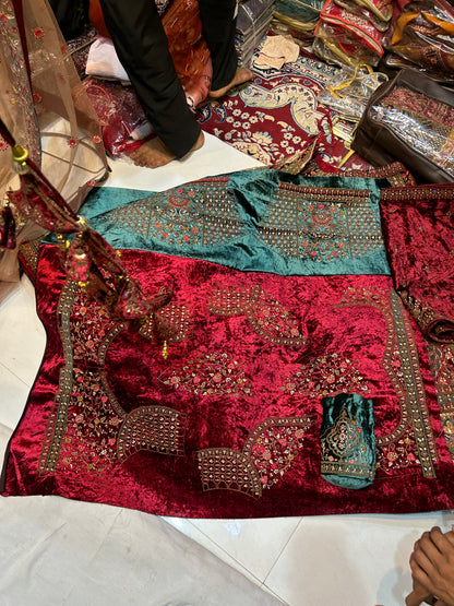 Lehenga nupcial llamativa con diseño de pavo real