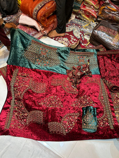 Lehenga nupcial llamativa con diseño de pavo real