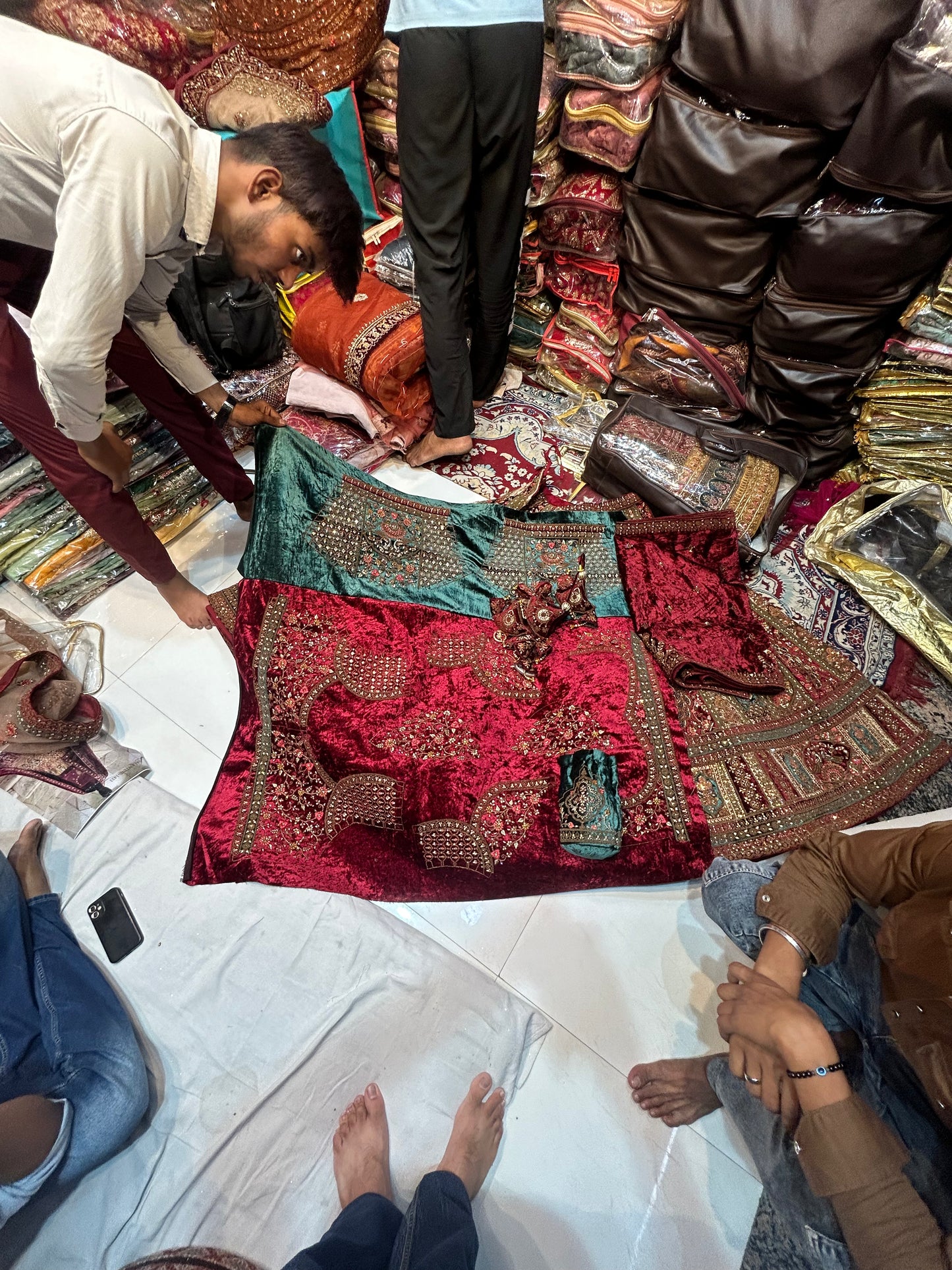 Lehenga nupcial llamativa con diseño de pavo real