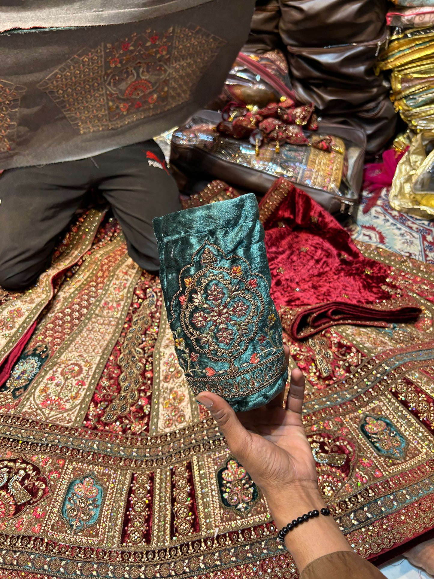 Lehenga nupcial llamativa con diseño de pavo real