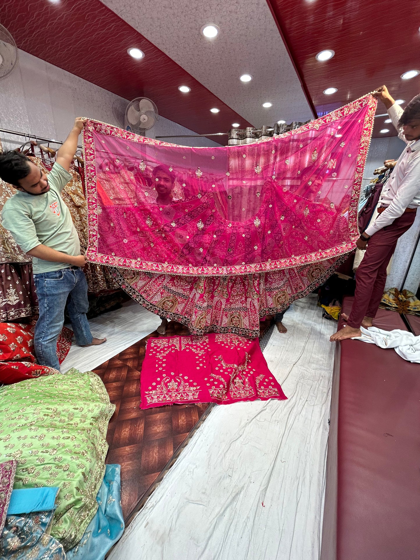 مصمم راني الوردي الأحمر ليينجا