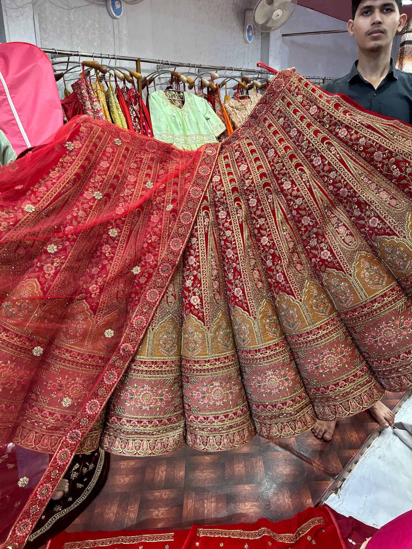 Lehenga nupcial de bola roja tremenda