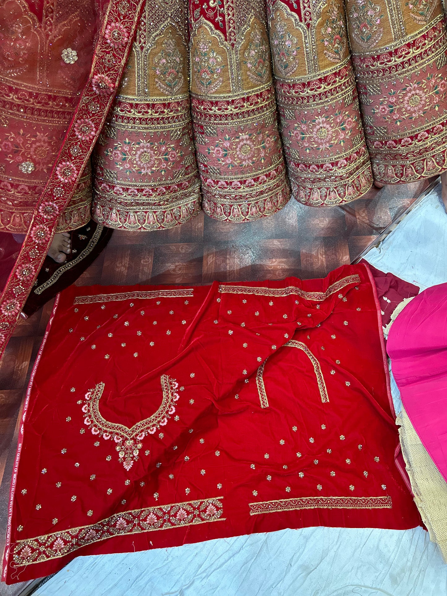 Lehenga nupcial de bola roja tremenda