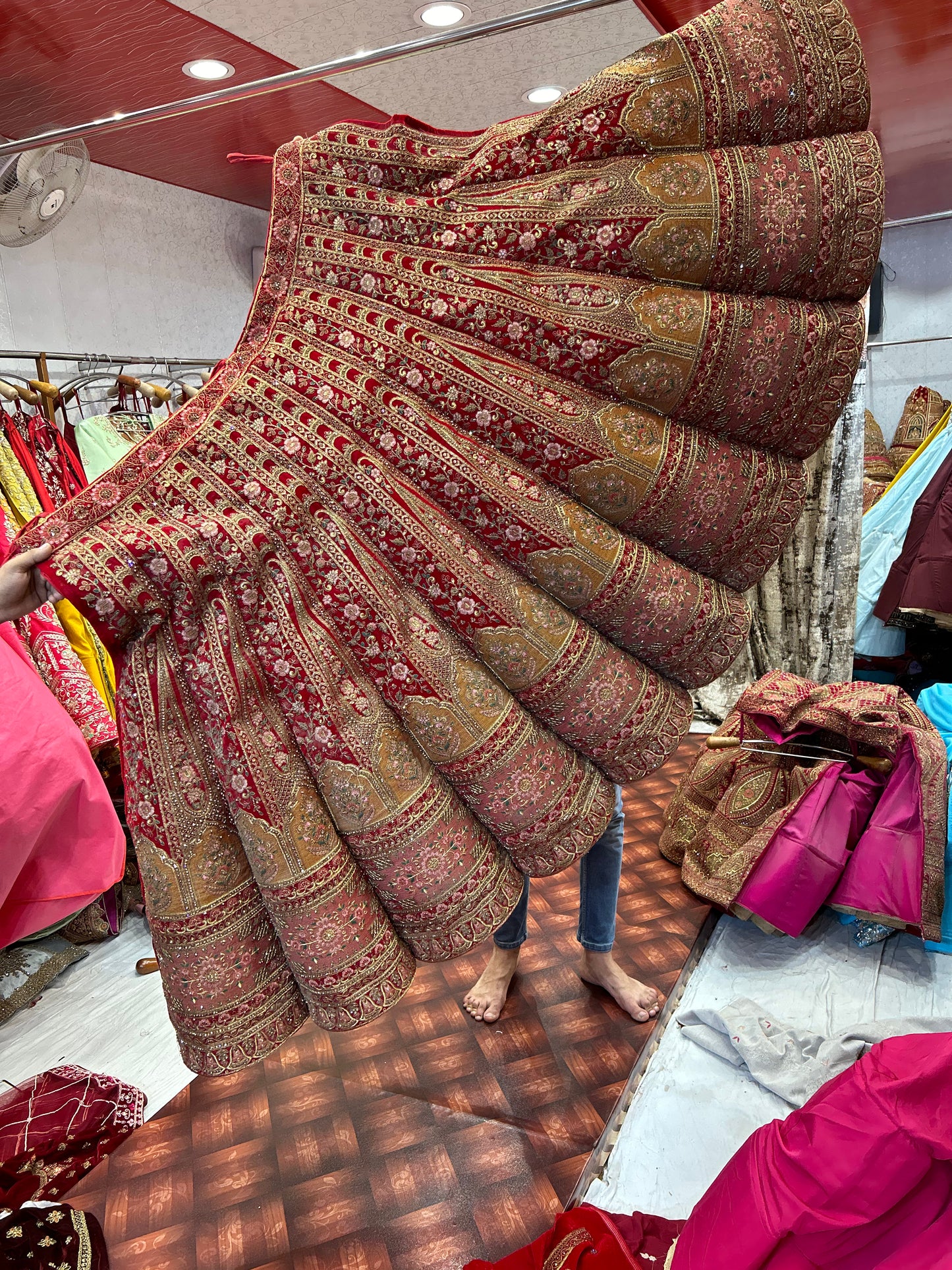 Lehenga nupcial de bola roja tremenda