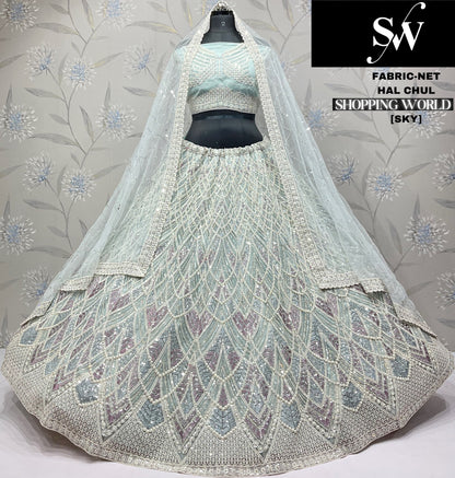 Lehenga de red color lavanda adornada.