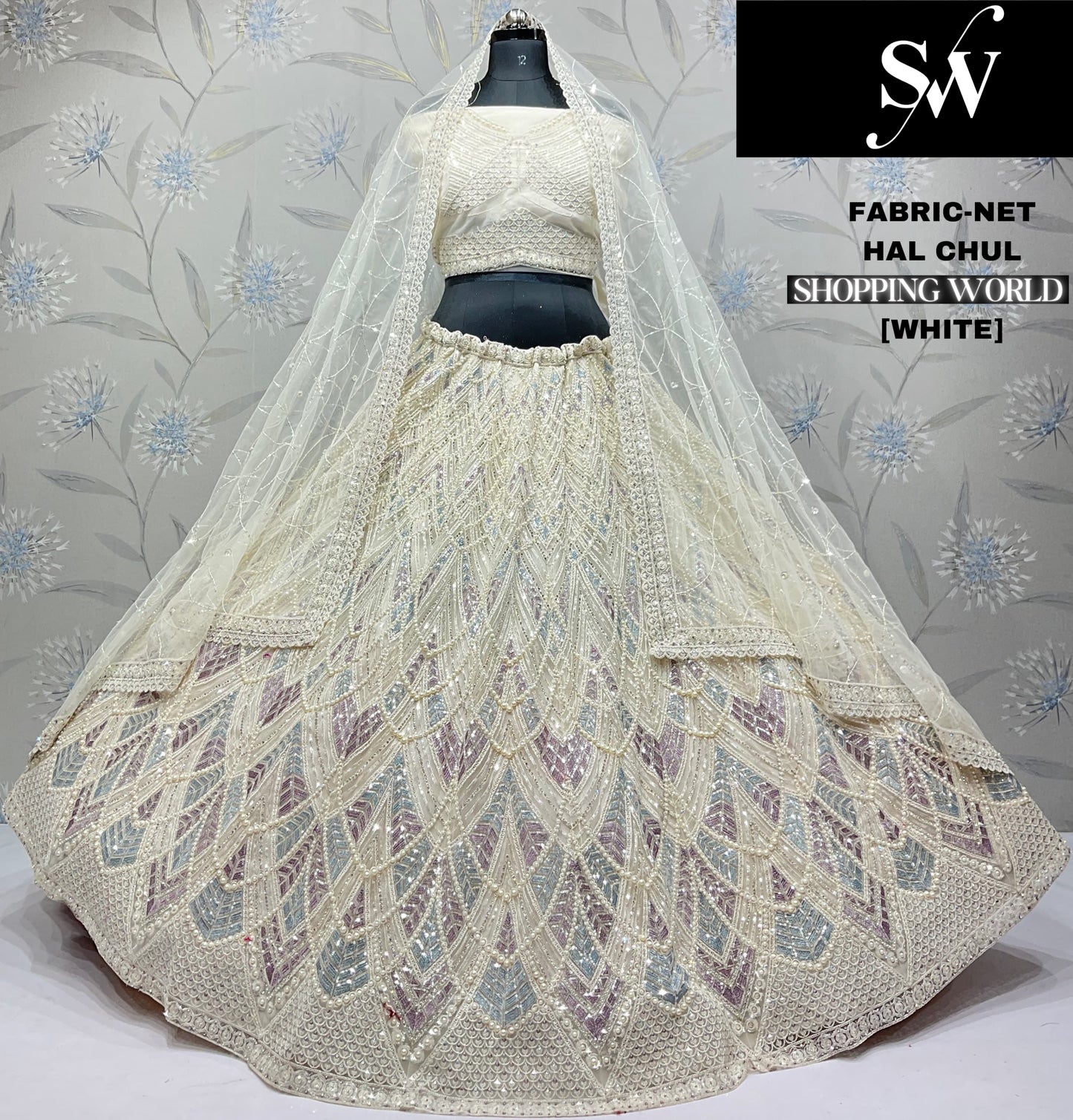 Lehenga de red color lavanda adornada.