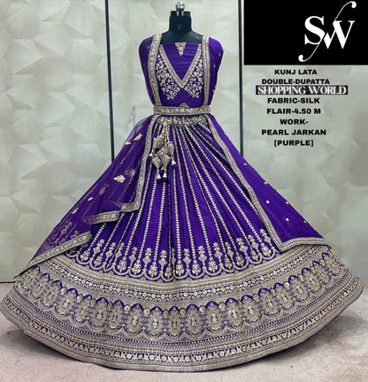 Precioso Lehenga de novia de seda Sabyasachi con doble dupatta rojo.