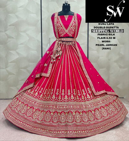 Precioso Lehenga de novia de seda Sabyasachi con doble dupatta rojo.