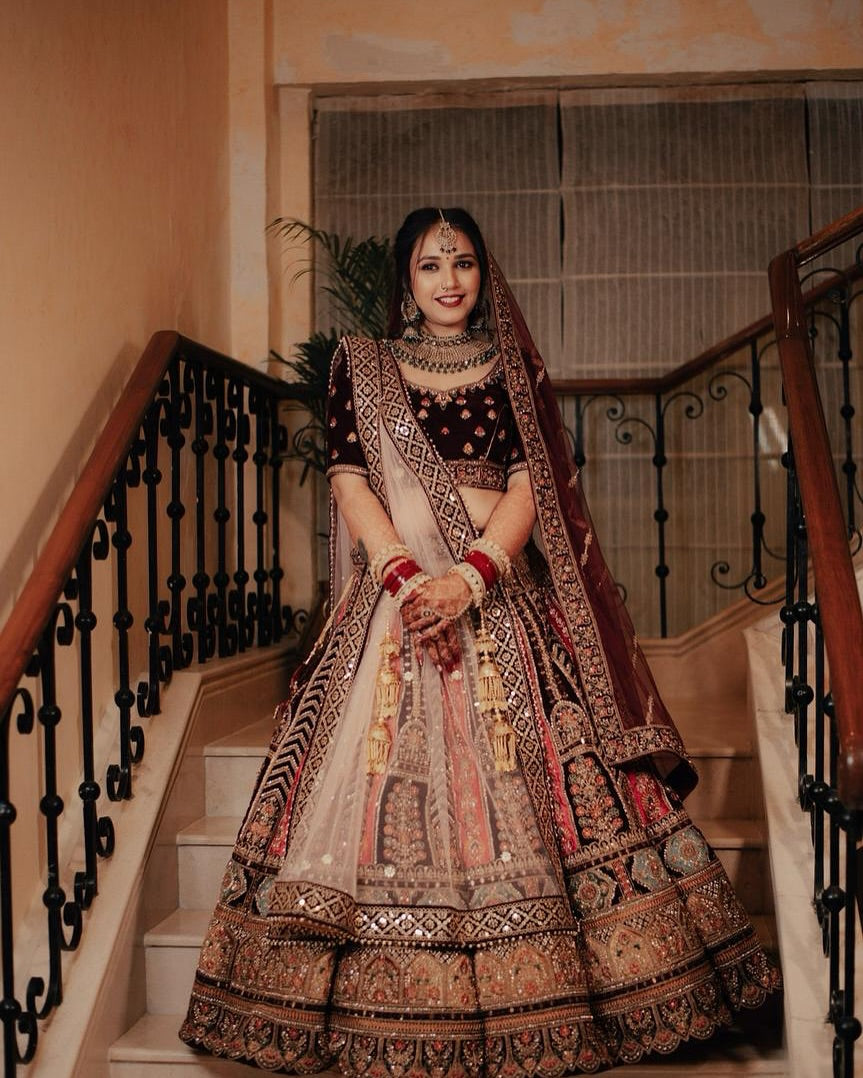 Lehenga color granate para clienta satisfecha