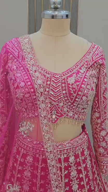 Elegante Lehenga color azul cielo con top corto.