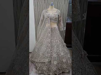 Impresionante top corto color verde pistacho, gris y azul con falda Lehenga.