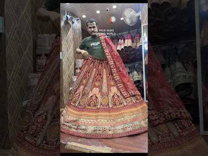 Lehenga nupcial adornada en color granate