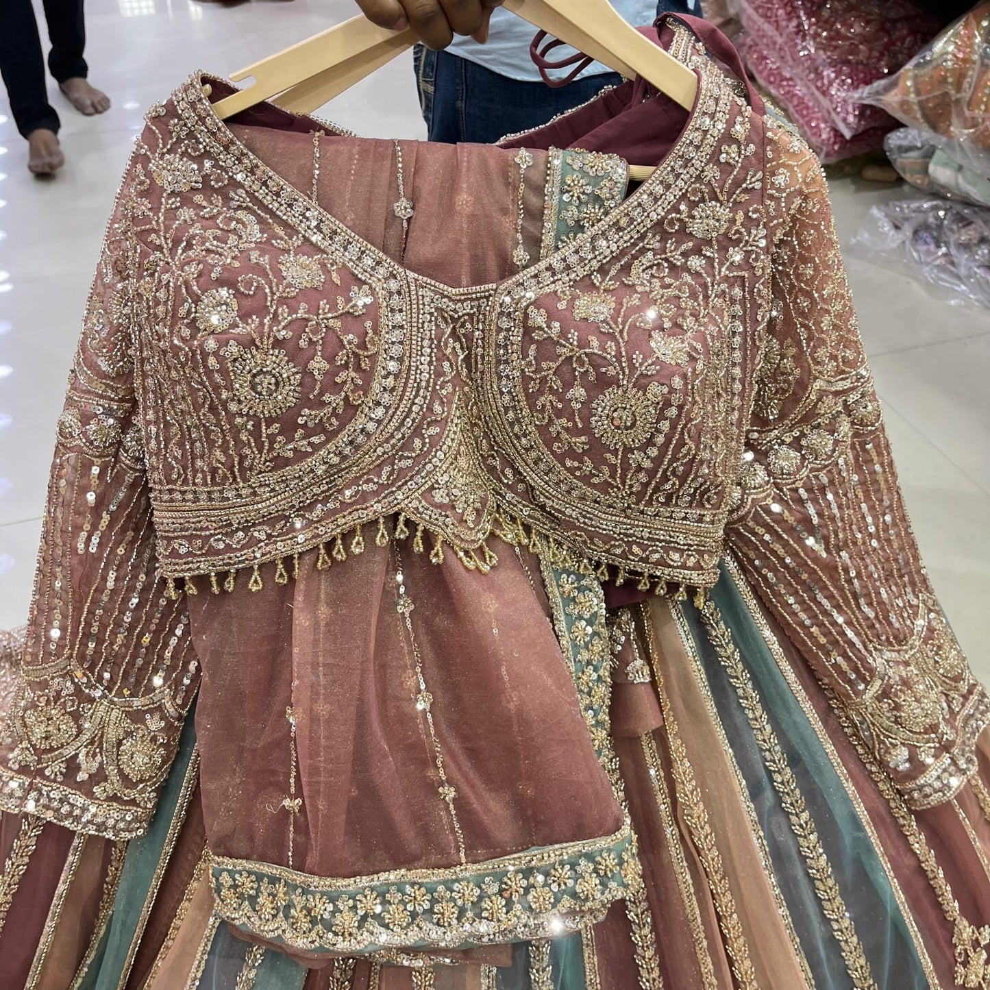 توب قصير بتصميم لينجا باللون الصدأي البني متعدد الألوان بقصة كلوش 32 كالي وبتطريز من الزجاج