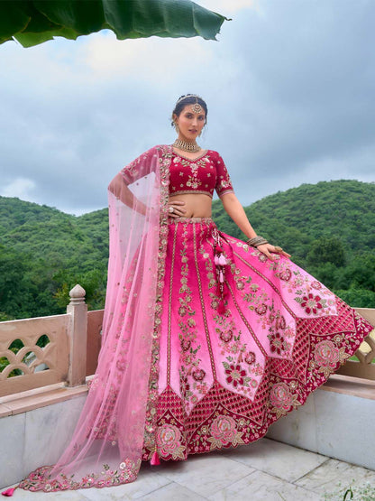 Lehenga semicosida Zarkan con bordado pesado de seda con corte en tono rosa