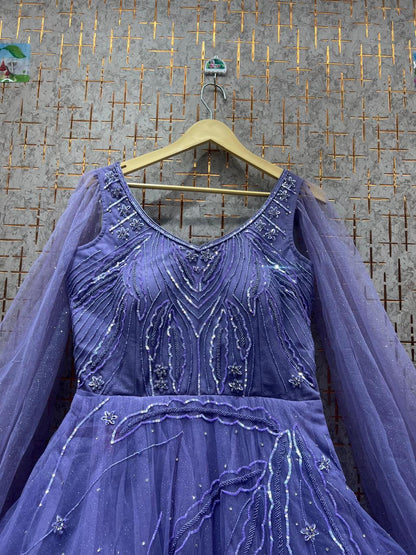 Impresionante vestido color lavanda púrpura.